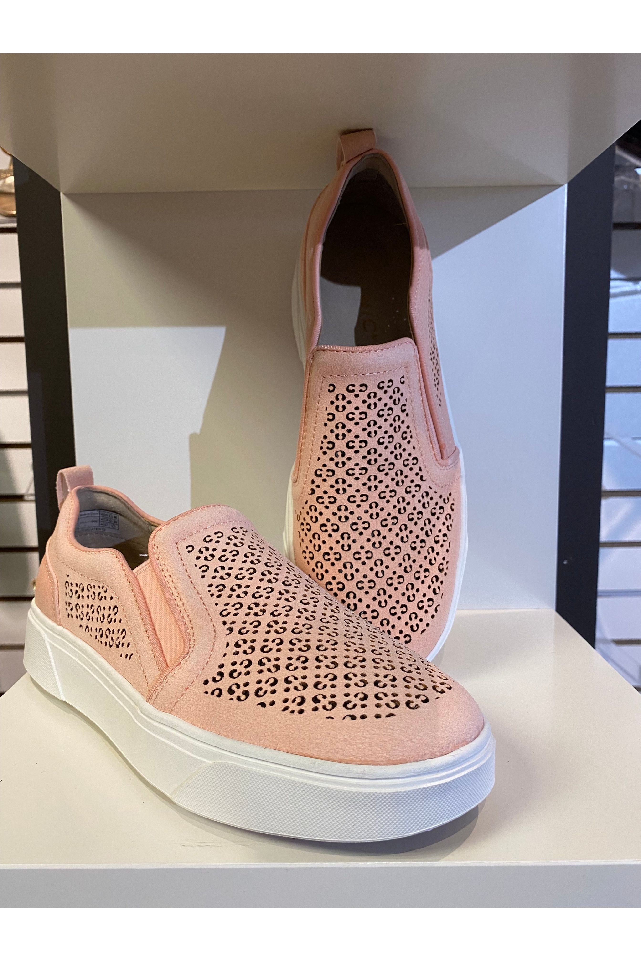 Vionic perforated hot sale leather sneakers